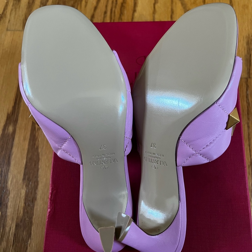 😊SOLD😊 Valentino Garavani Roman Stud Quilted Napa Slide Sandals in 37 - Picture 9 of 13